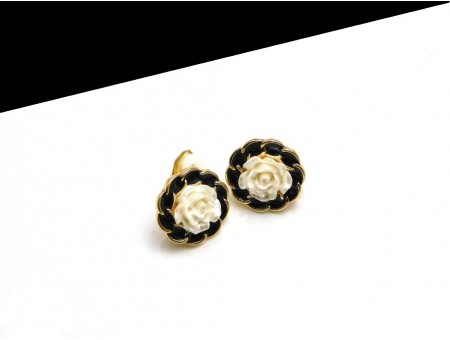 Cercei clips trandafir alb si coroana neagra